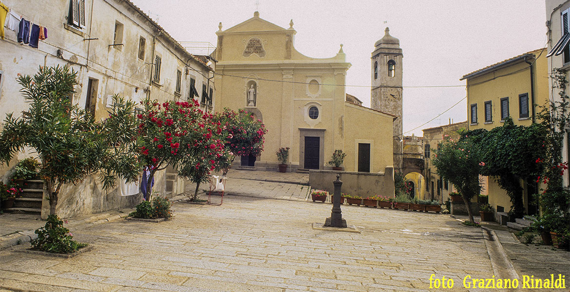 Zehn Dinge zu tun, während eines Urlaubs auf der Insel Elba_Der Platz und die Kirche des Dorfes St. Hilary