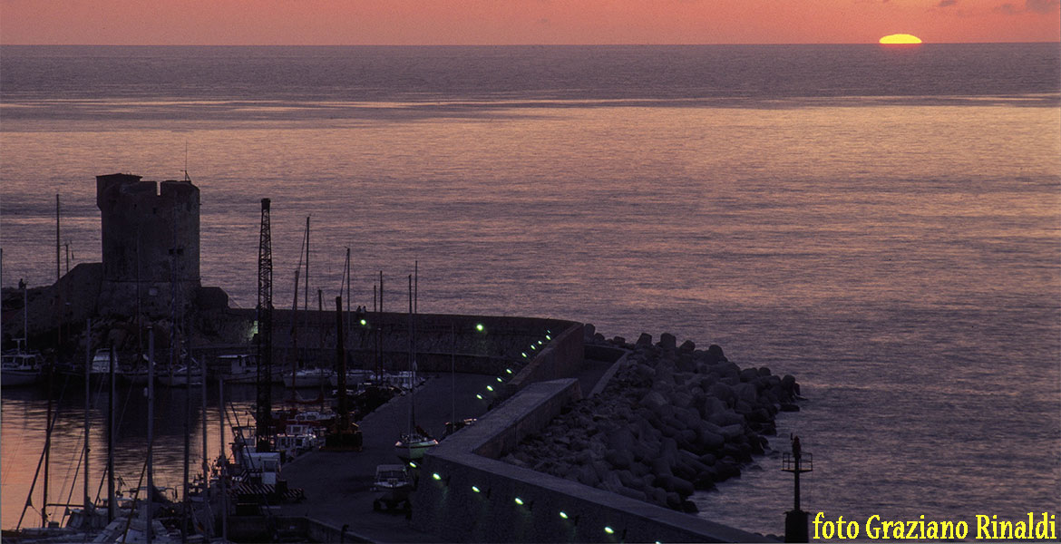 Zehn Dinge zu tun, während eines Urlaubs auf der Insel Elba_Sonnenuntergang über der Hafenstadt Marciana Marina