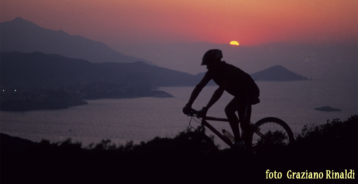 Zehn Dinge zu tun, während eines Urlaubs auf der Insel Elba_Mountainbiken am Strand bei Sonnenuntergang