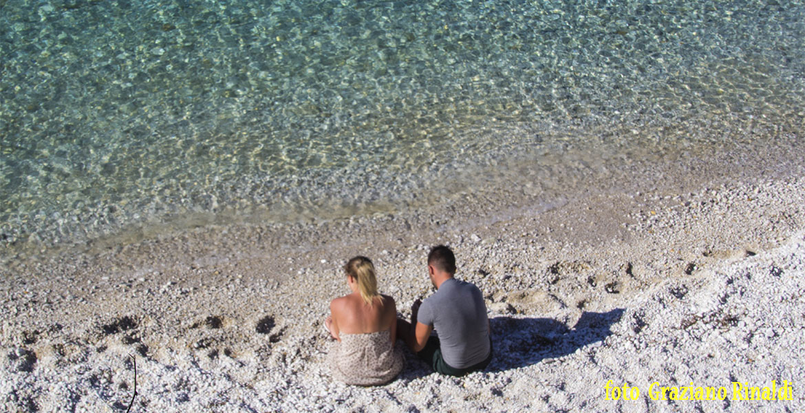 Zehn Dinge zu tun, während eines Urlaubs auf der Insel Elba. junge Paar am Strand