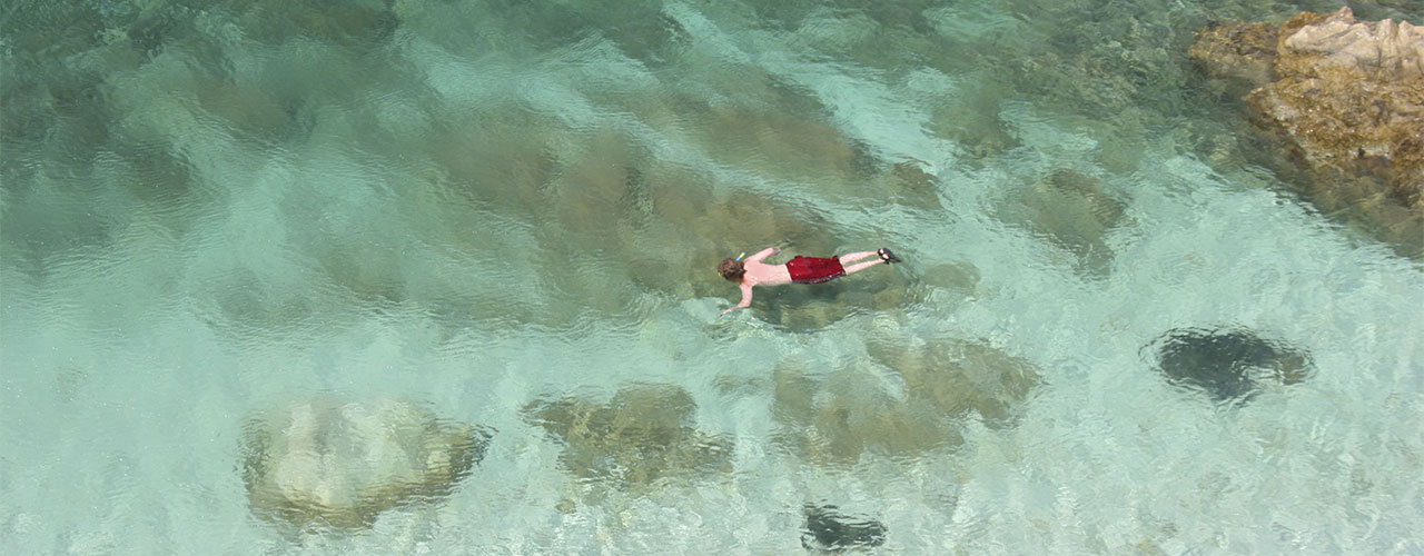 Elba-Toskana-Italien-boy Schwimmen am Strand von Samson