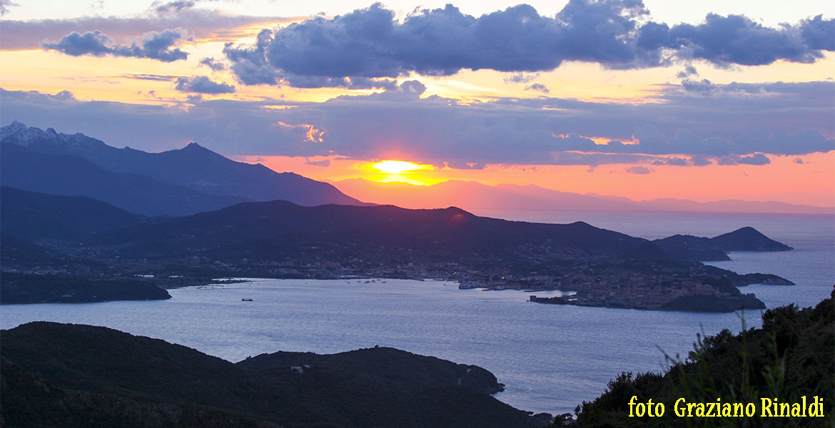 Elba 10 Dinge, die Sie wissen müssen, bevor Sie für den Urlaub verlassen _ Sonnenuntergang in der Bucht von Portoferraio