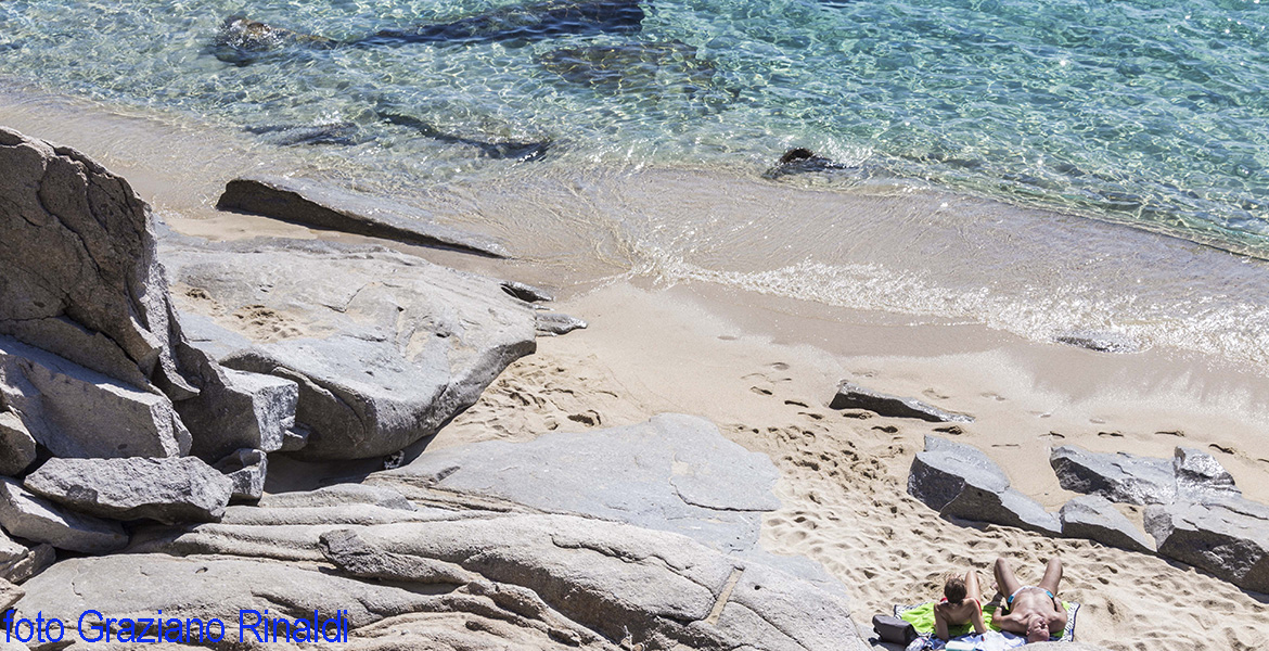 Sand und blatten Felsen am Cavoli Auf der Insel Elba