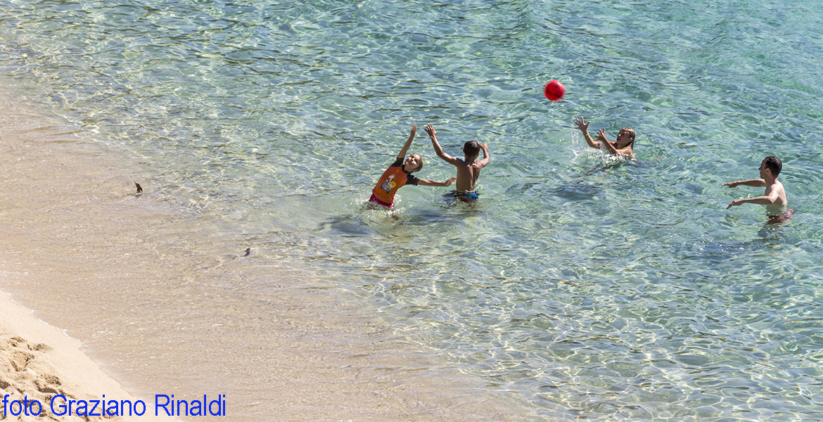 Kinder spielen Beach-Volley am Cavoli Auf der Insel Elba