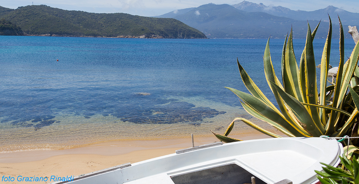 Toskana - Insel Elba - Strand Forno - Schlepperboot auf dem Strand im Winter