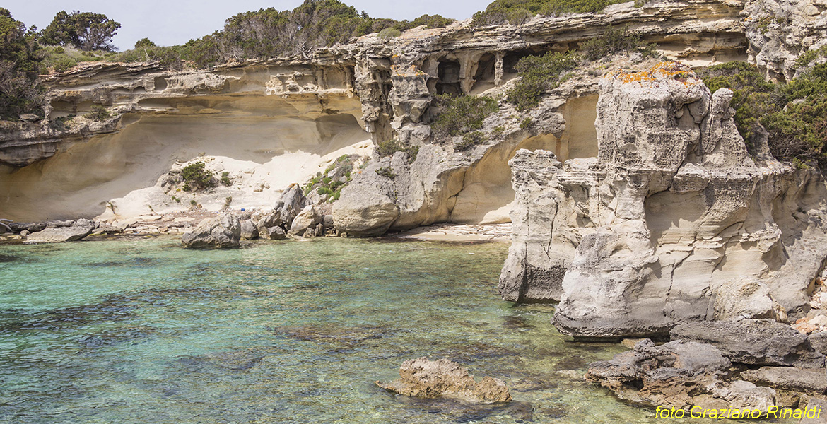 Toskana Pinaosa Island National Park des Toskanischen - Klippen von Cala im südlichen Teil der Insel Burned