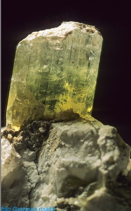 Minerals Elba - elbaite isoliert und ausgehöhlt