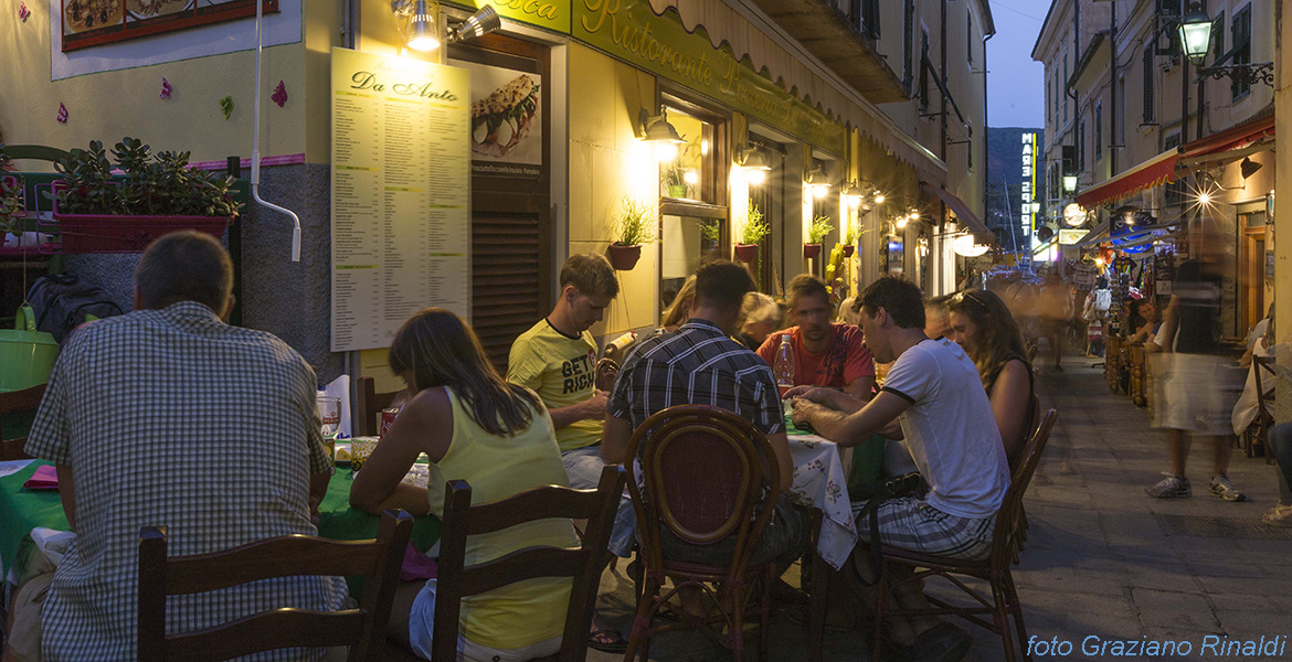 Insel Elba, Porto Azzurro, Italien, Toskana, Mittelmeer, Nacht, Restaurant, Italienisch essen